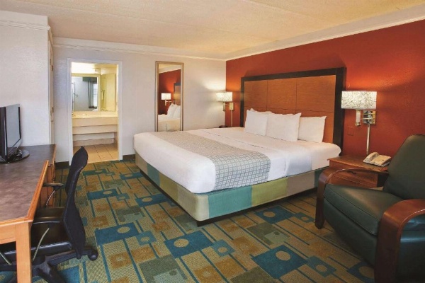 La Quinta Inn & Suites by Wyndham Savannah Midtown image 14