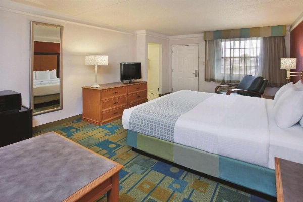 La Quinta Inn & Suites by Wyndham Savannah Midtown image 16