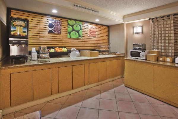 La Quinta Inn & Suites by Wyndham Savannah Midtown image 24