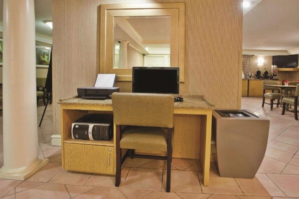 La Quinta Inn & Suites by Wyndham Savannah Midtown image 25